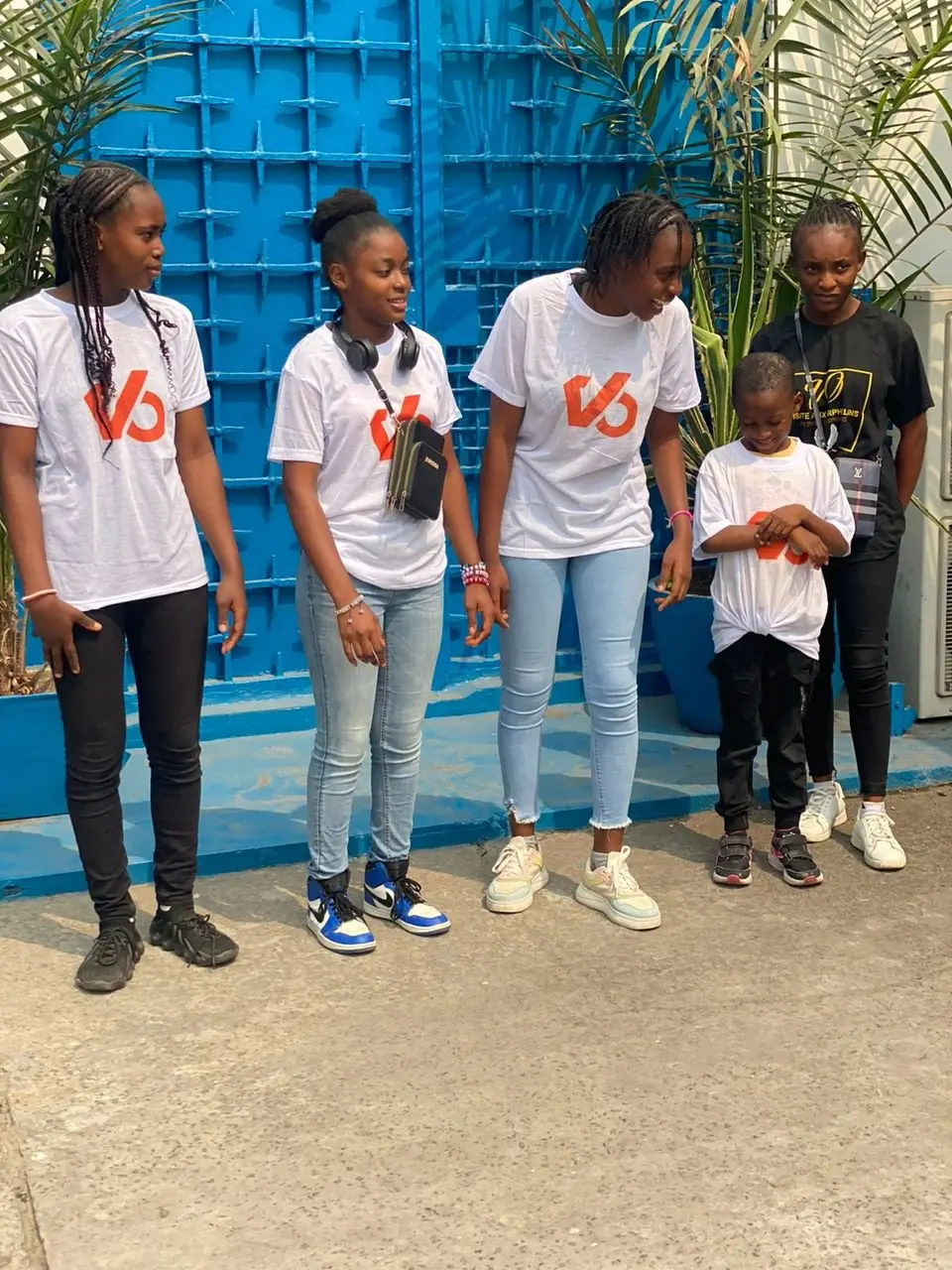 Membres de l'association avec des enfants