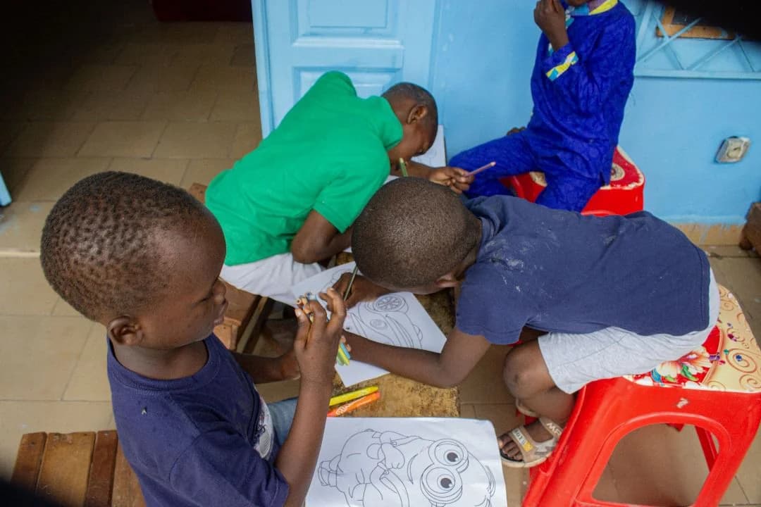 Photo 2 : Visite à l'orphelinat Cardinal Émile Biayenda de Kombé