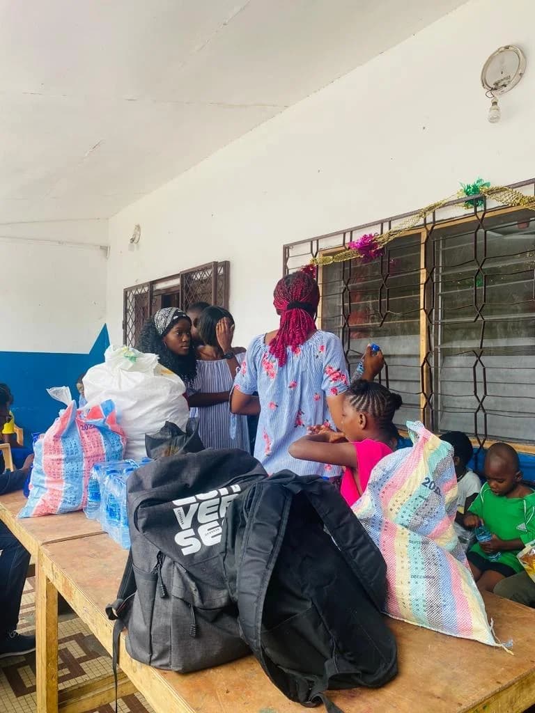 Photo 2 : Visite à l'orphelinat Yamba Ngai